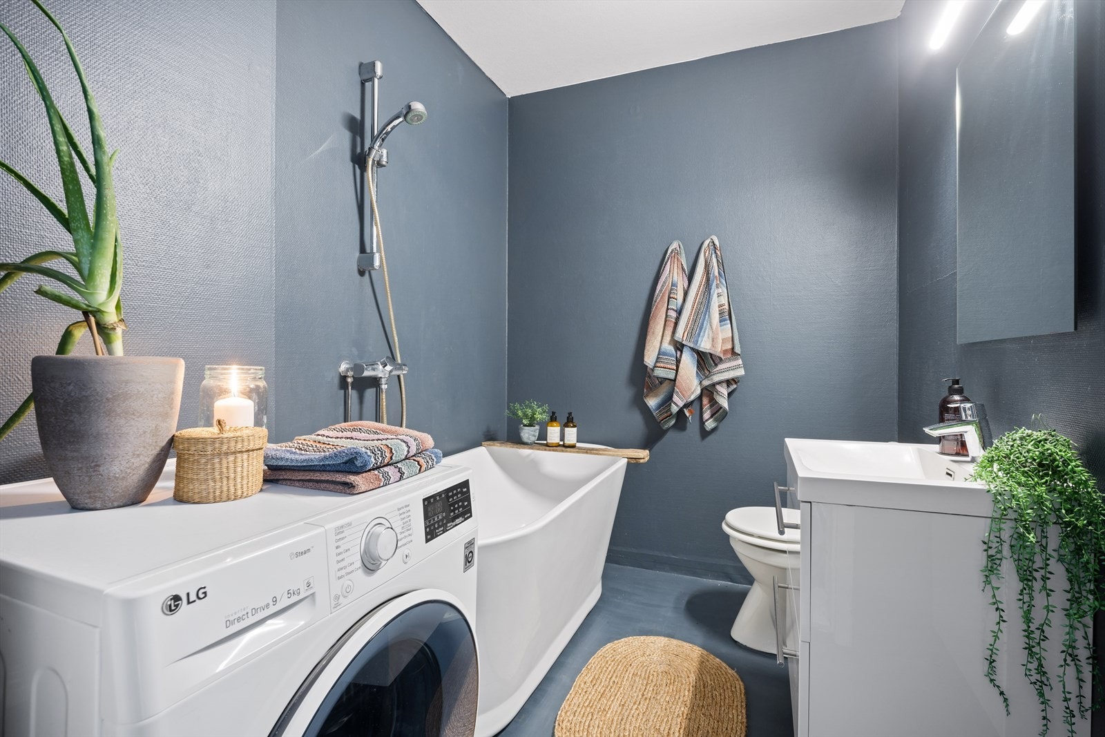 Baderom malt i tidsriktige farger og bla. innredet med badekar. Opplegg for vaskemaskin. Galleribilde