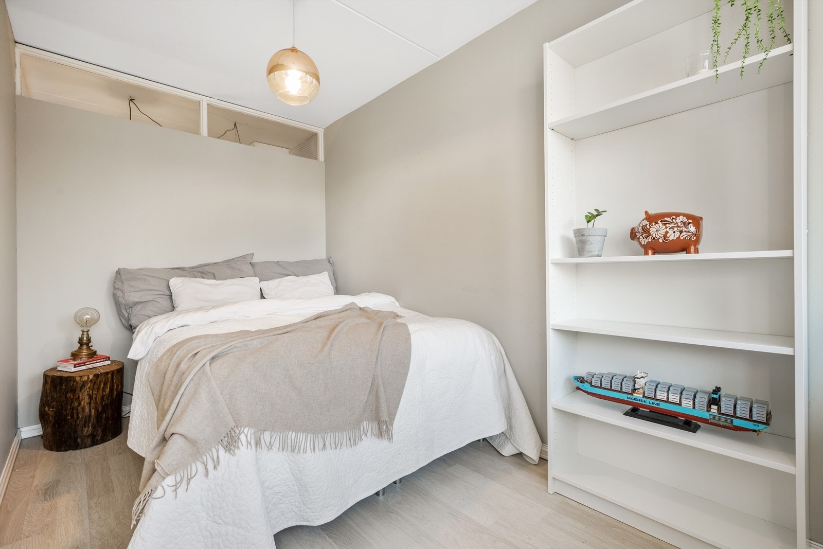 Soverom i god størrelse, med plass til dobbeltseng og skap m.m. Galleribilde