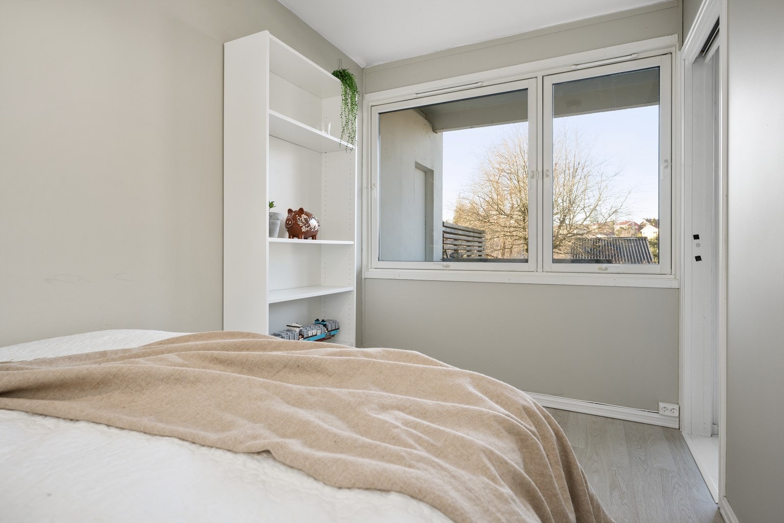 Store vinduer på soverommet. Galleribilde