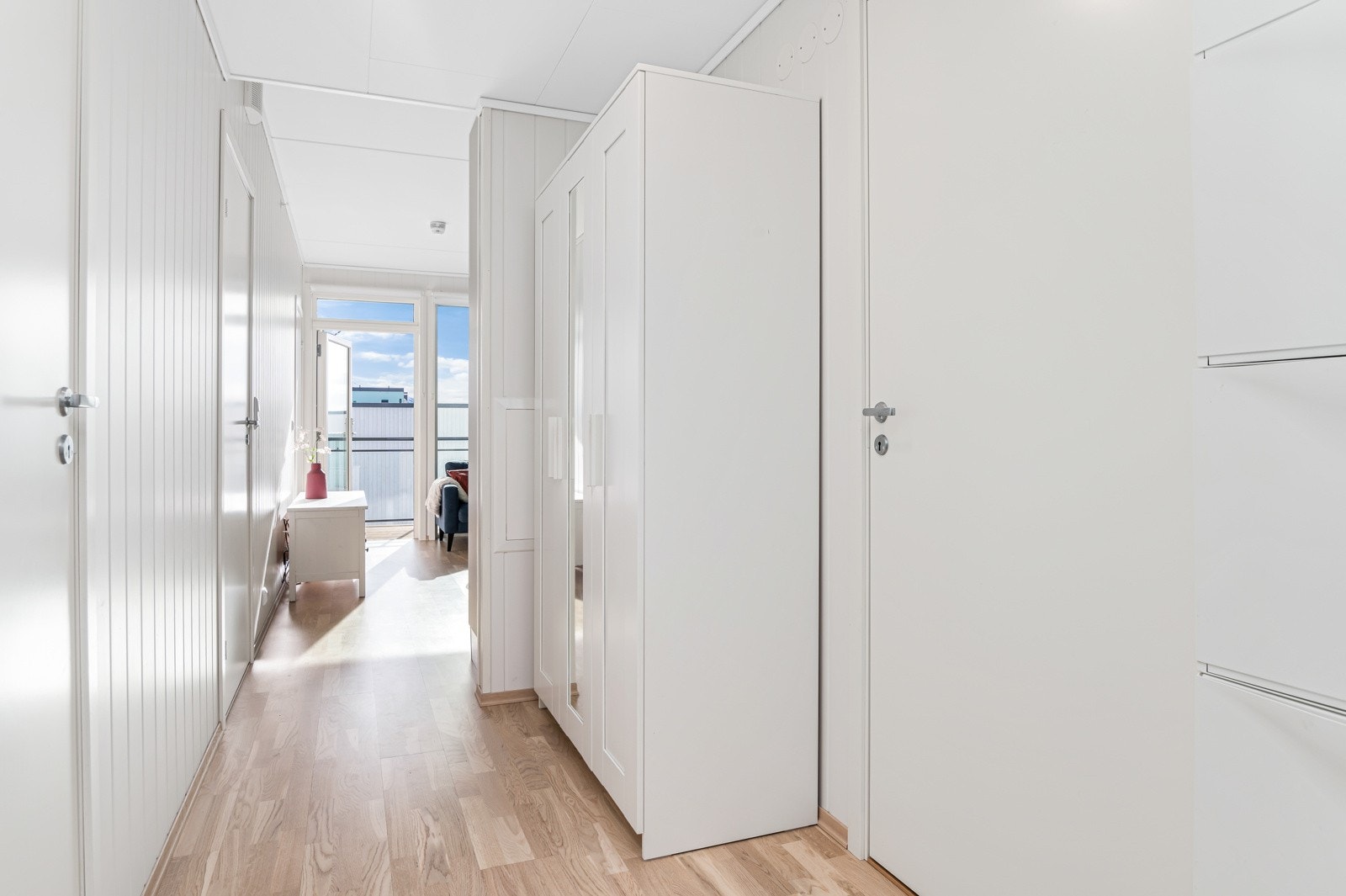 Romslig yttergang med god plass til oppheng av diverse yttertøy og sko