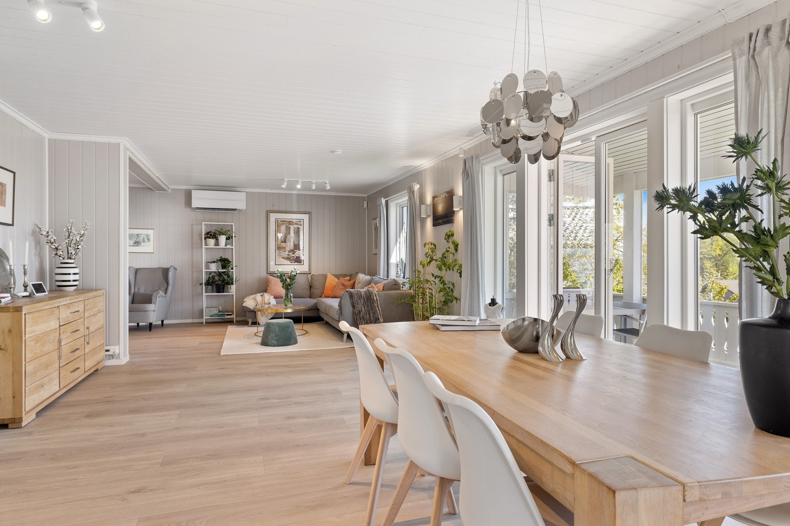 Lys og hyggelig stue med god plass til flere sittegrupper. Galleribilde