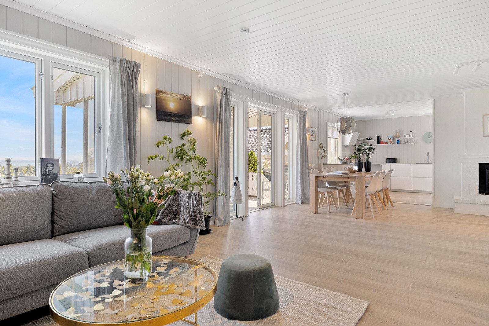 Store vindusflater som slipepr inn godt med naturlig lys. Galleribilde