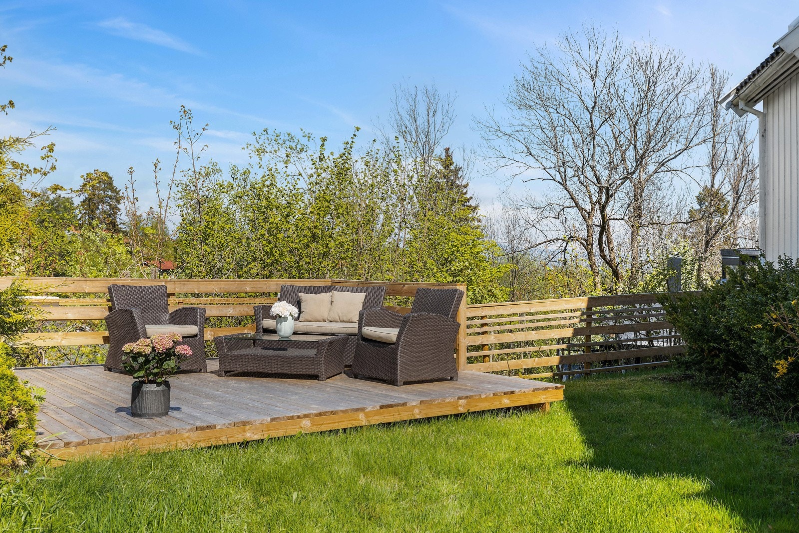 Terrasse med nedsiden av boligen med flott utsikt. Galleribilde