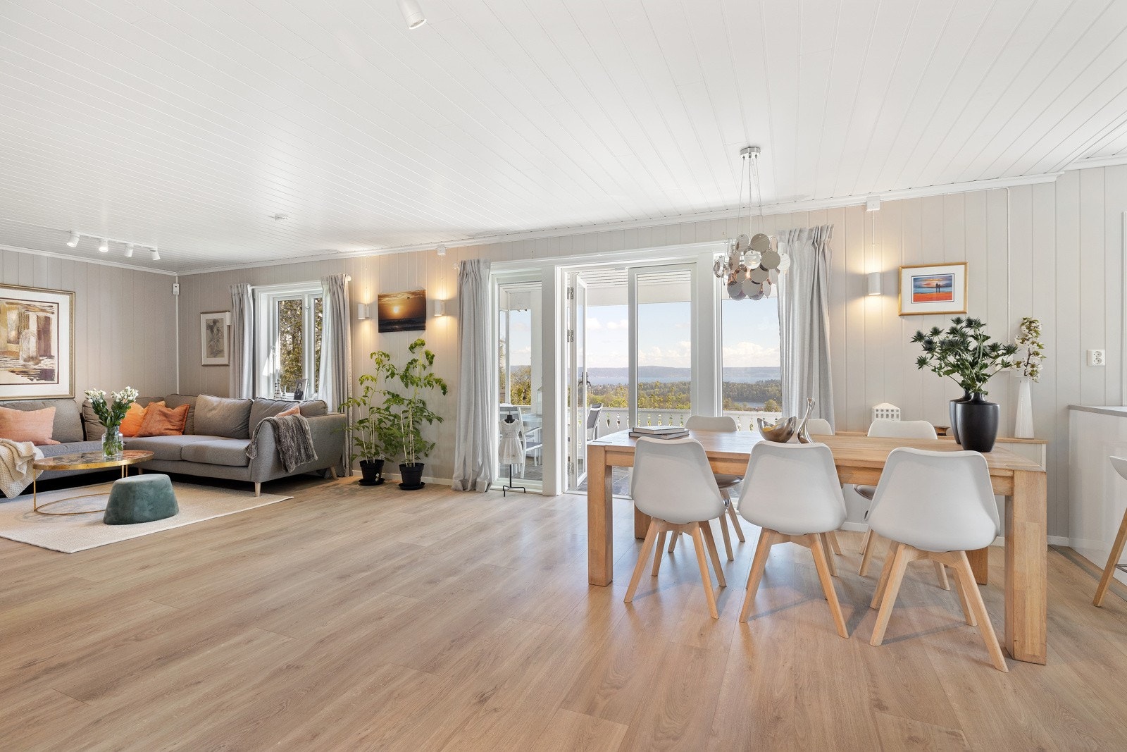 Hyggelig enebolig med populær beliggenhet. Flott utsikt til Oslofjorden! Store deler av boligen er pusset opp den seneste tiden. Galleribilde