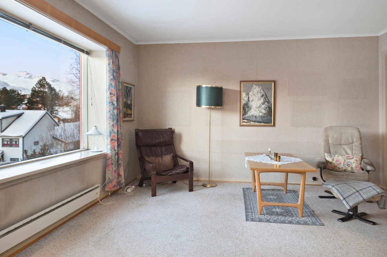 Stuen er romslig med plass til flere sittegrupper Galleribilde