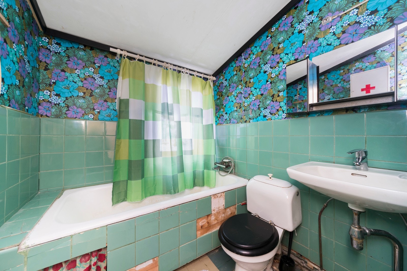 Det andre badet i 2.etasje har badekar, gulvmontert toalett og servant Galleribilde