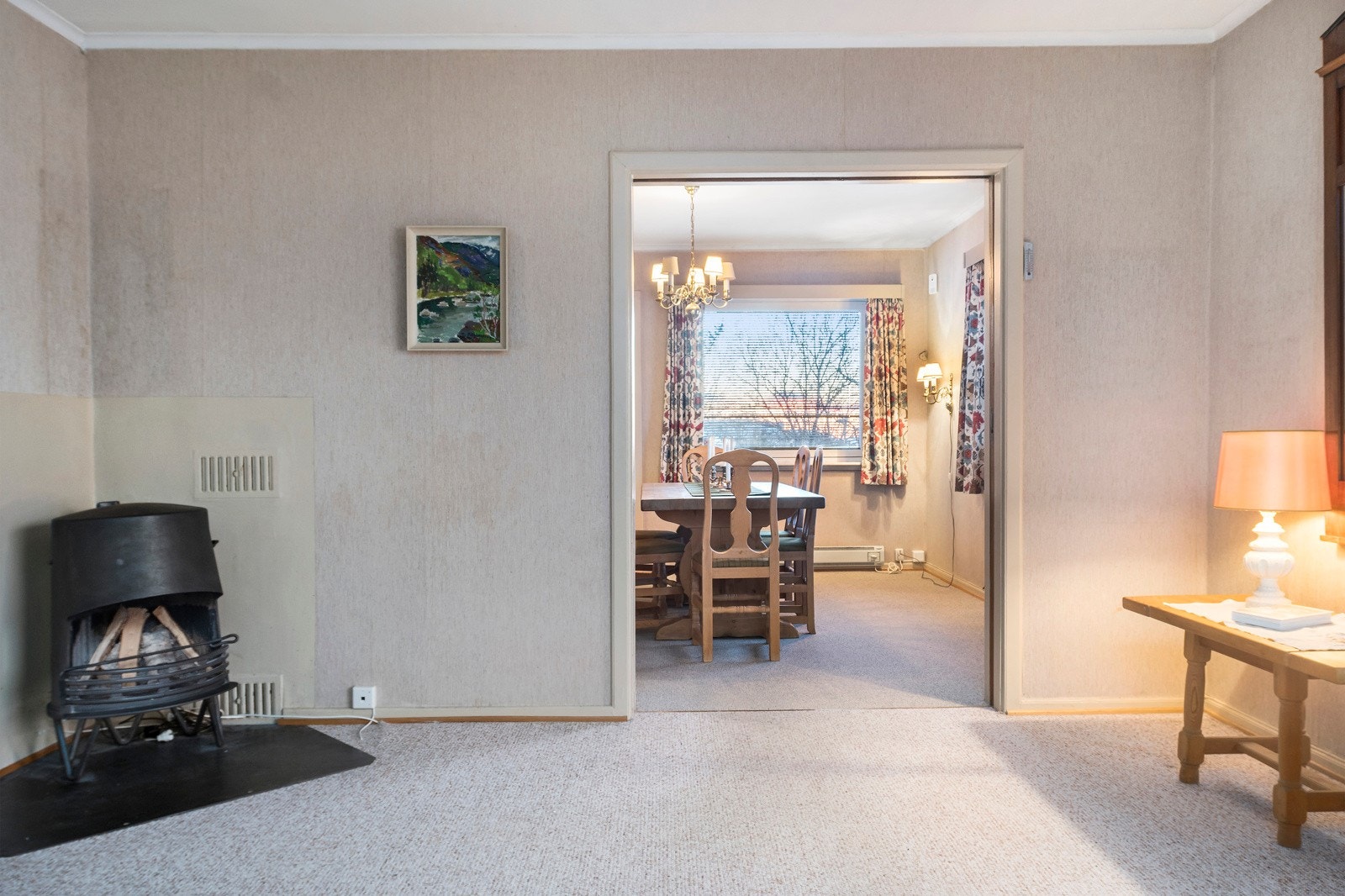 I rommet står det en vedovn Galleribilde