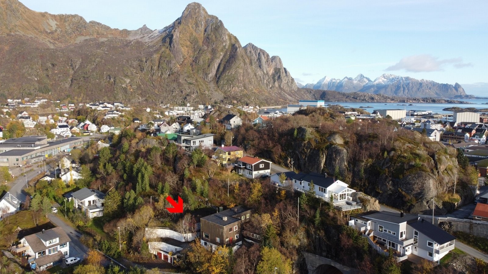 Eiendommen ligger fint plasser med kort vei inn til Svolvær senturm Galleribilde