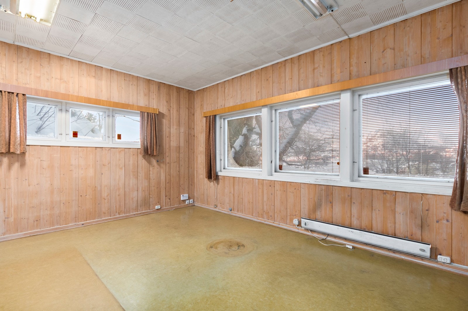 Kontor med gode vindusflater og nydelig utsikt Galleribilde