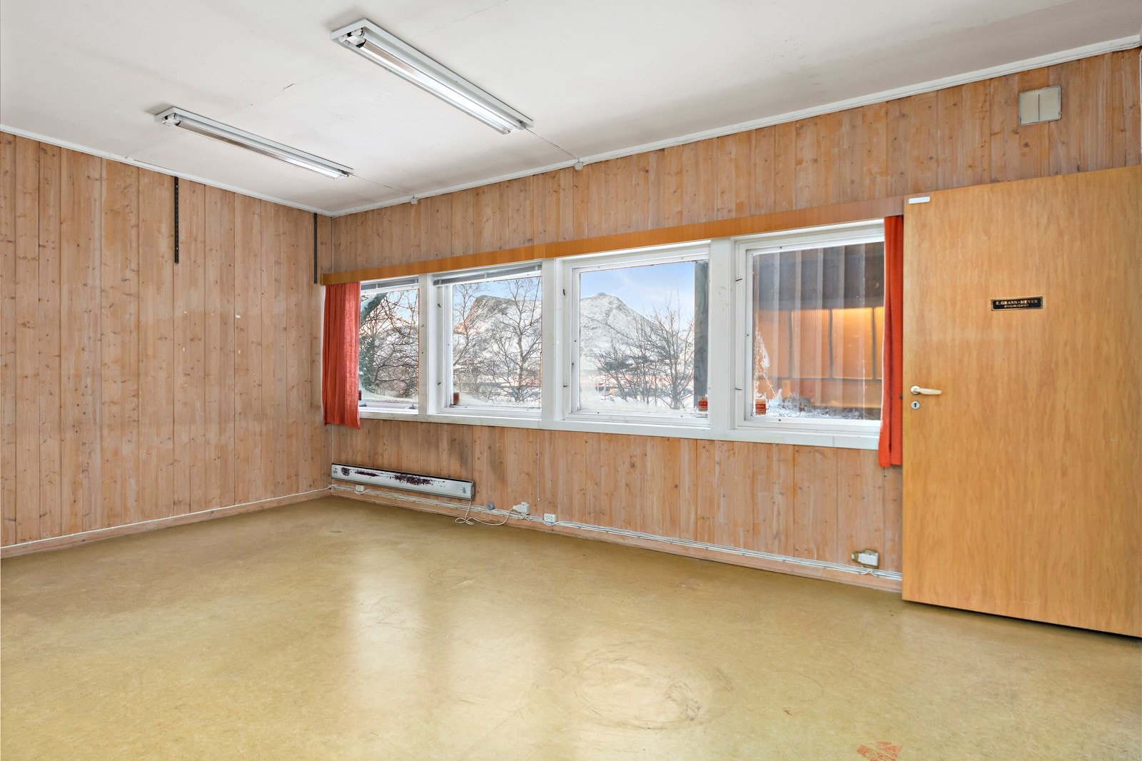 Videre kommer man inn i et romslig venteværelse med flott utsikt Galleribilde