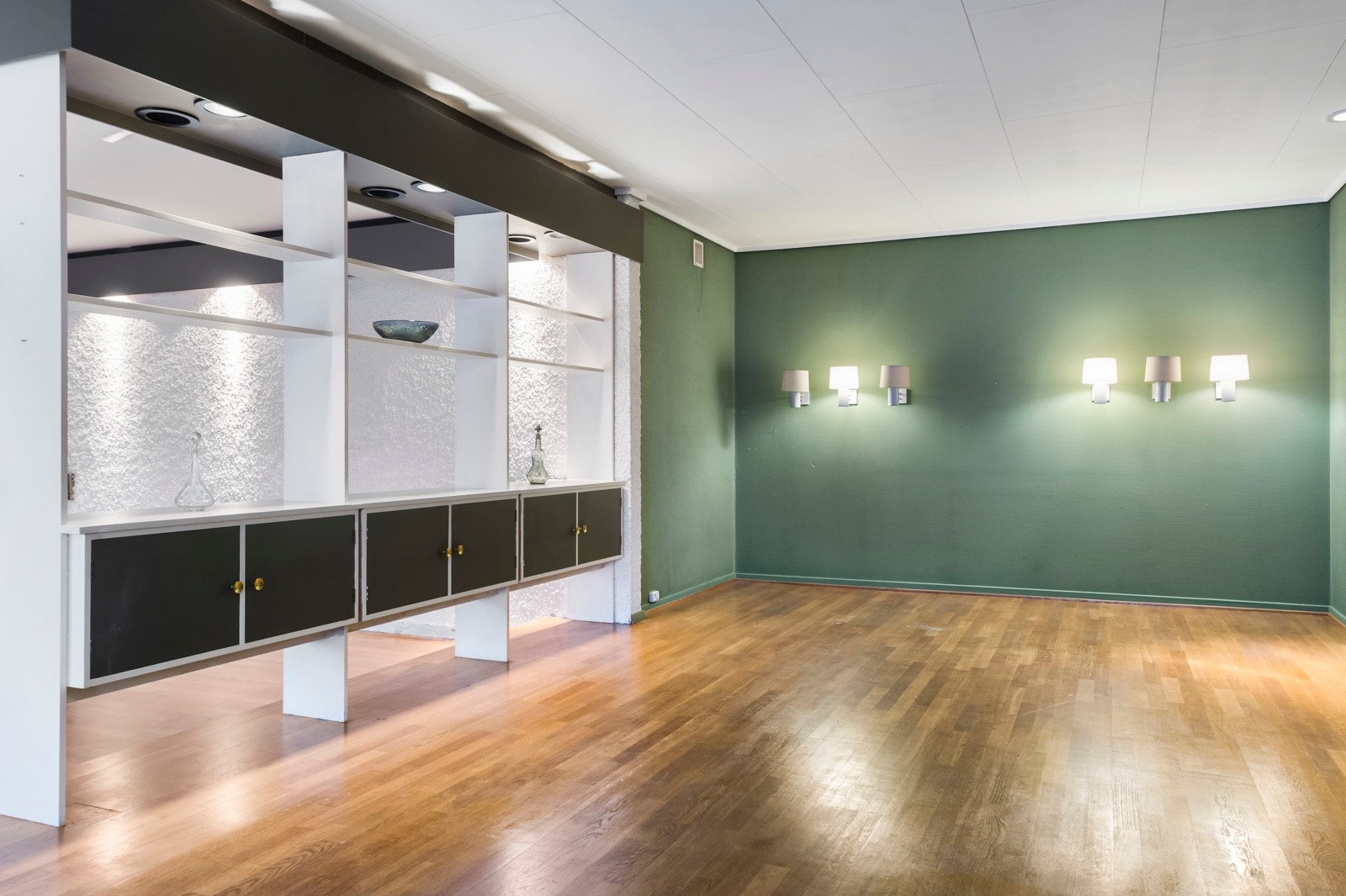 En flott innbygd 70-talls reol fungerer som et fint skille mellom spisestuen og finstuen Galleribilde