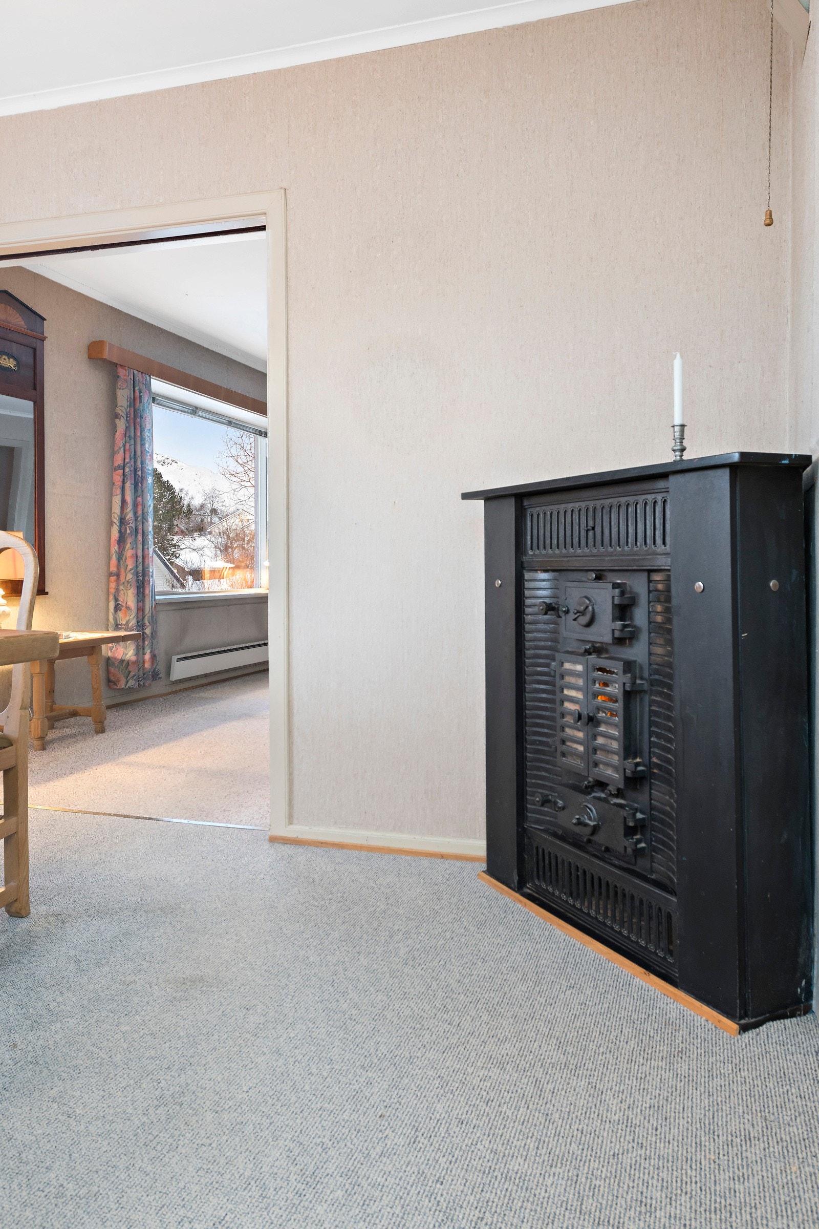 Det står en kombinert olje- og vedovn i rommet Galleribilde
