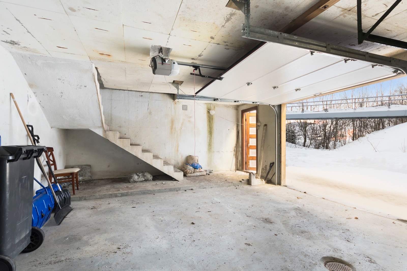 På eiendommen står det en dobbeltgarasje med 2.etasjer Galleribilde