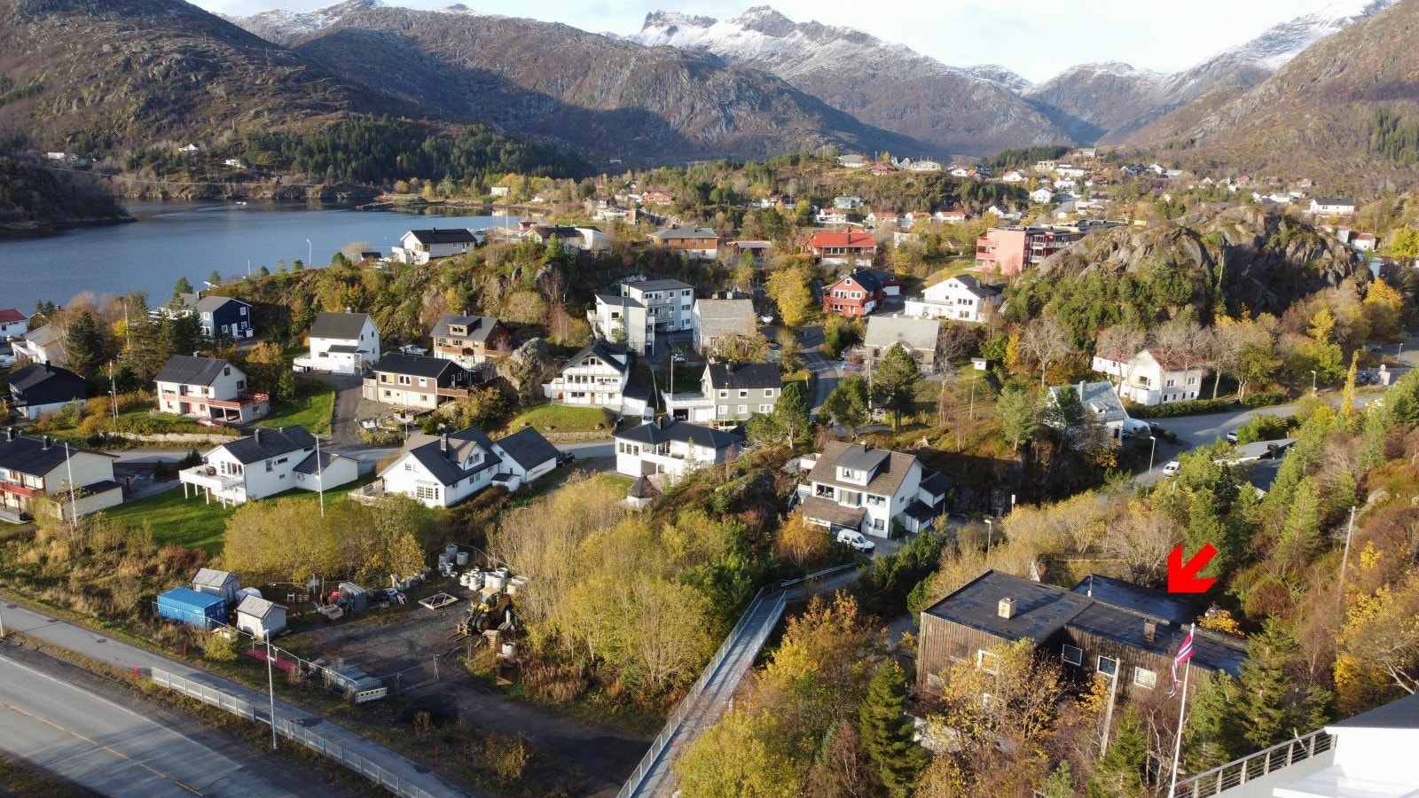 Boligen ligger et steinkast unna skole og barnehage Galleribilde