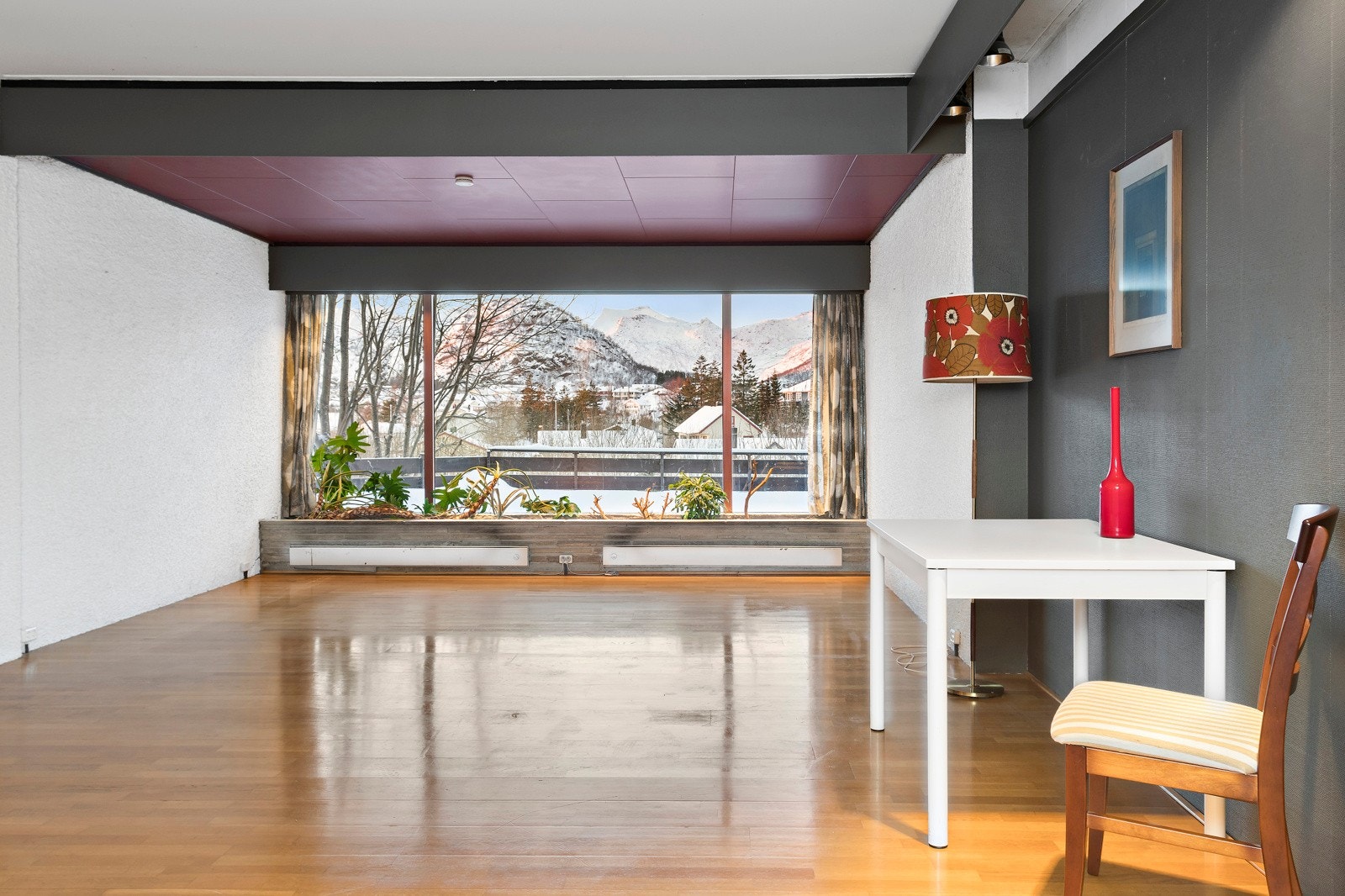 I finstuen har man også et innendørs blomsterbed, her trives plantene godt! Galleribilde