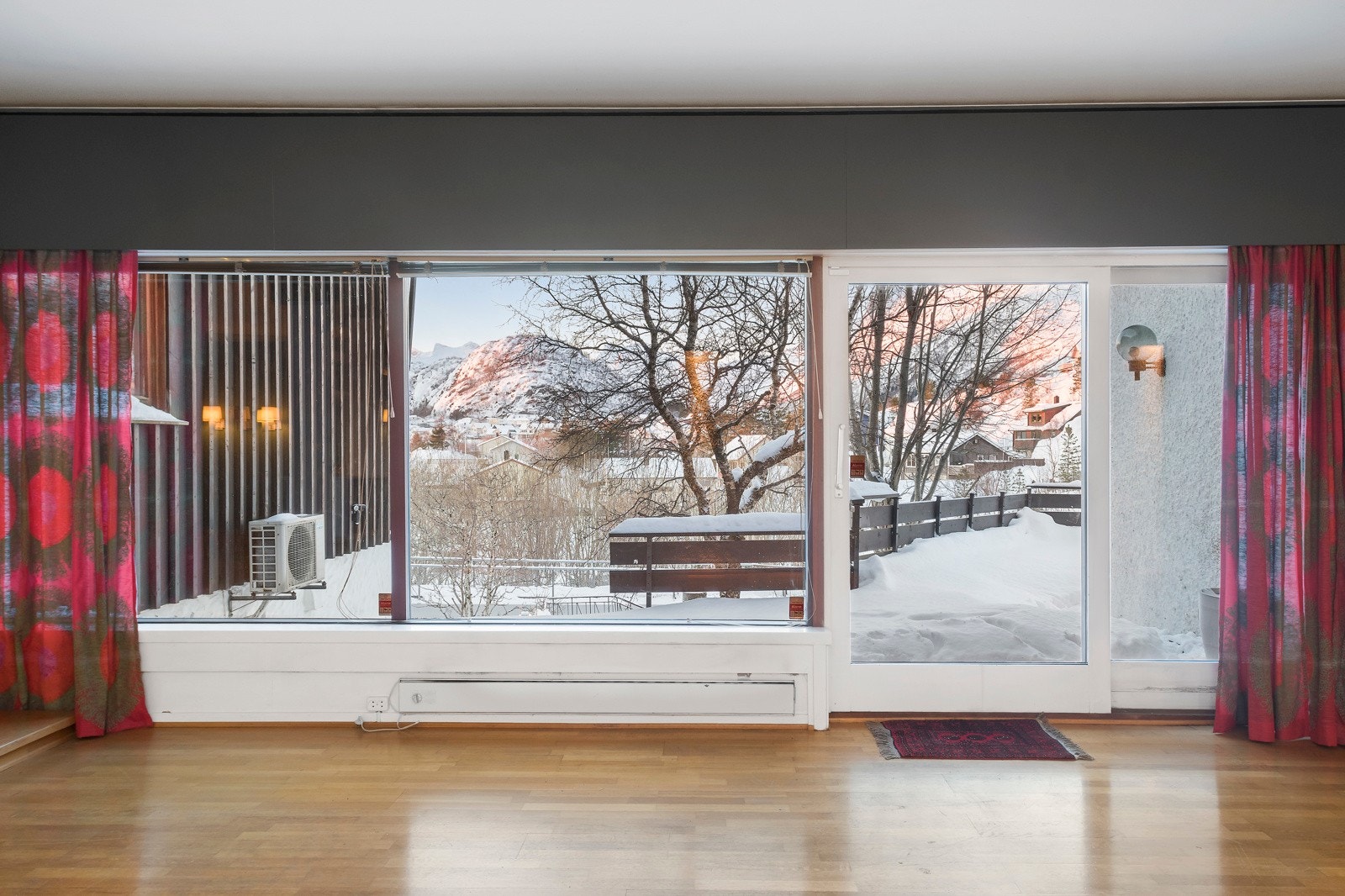 Generøse vindusflater gir rommet godt med naturlig lys Galleribilde
