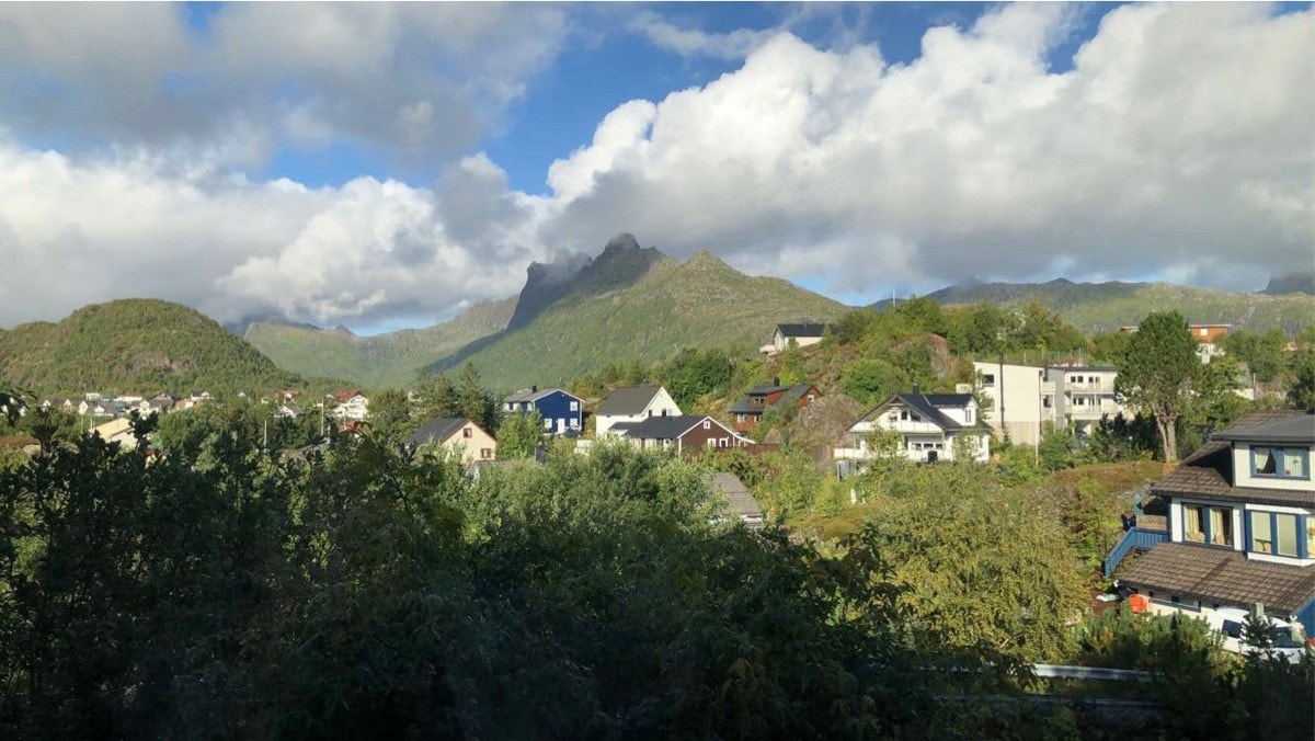 Utsikten går til nærområdet, Kongstinden, Småtindene og Tjeldbergtind Galleribilde