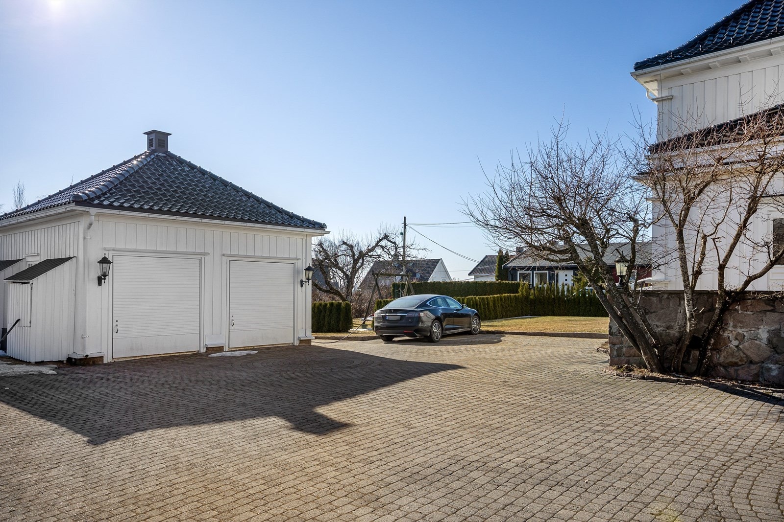 - Garasjen har innlagt strøm og eget sikringsskap. Blir i dag benyttet som trimrom/lager/verksted - Galleribilde