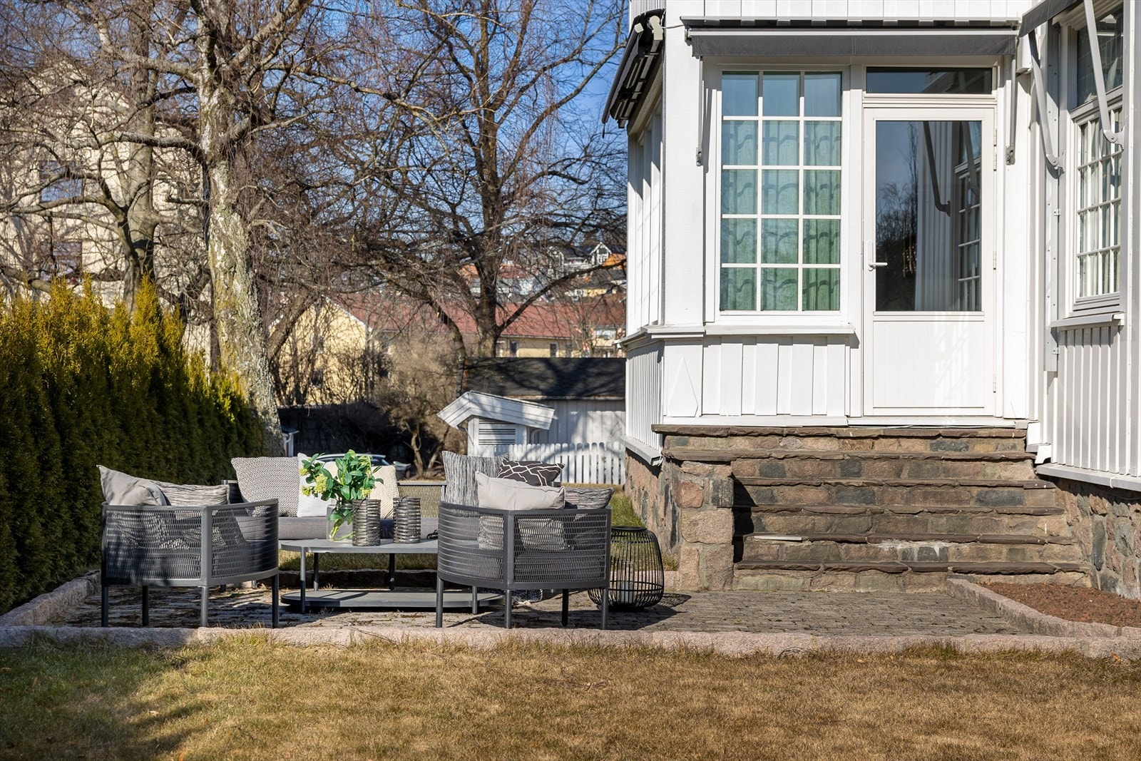 - Solrik uteplass med utgang fra kjøkkenet - Galleribilde