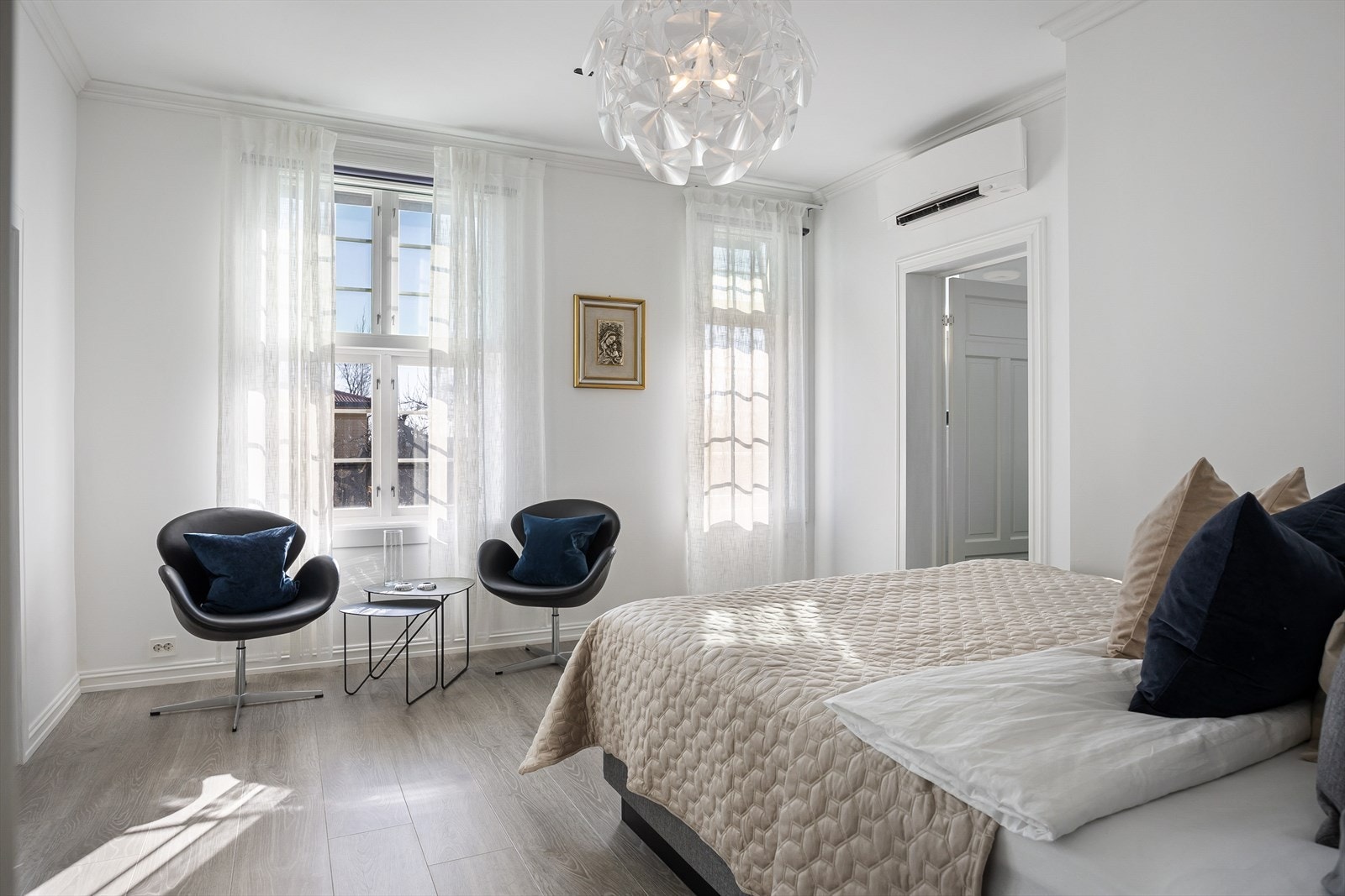 - Hovedsoverom med eget bad og omkledningsrom - Galleribilde