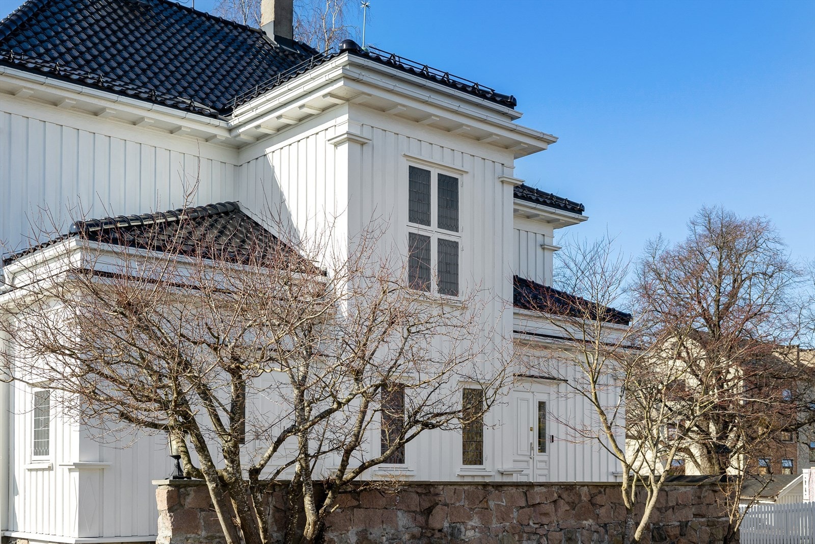 - Pent utsmykket eiendom oppført i frodig nybarokk / klassiserende stil med staselig trapp, hjørnepilastre, og store fremspring både mot sørvest og nordøst - Galleribilde