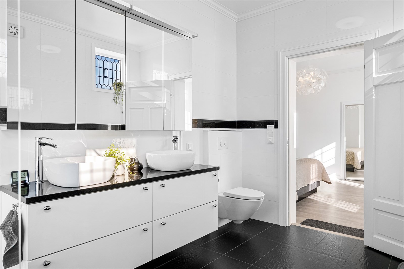 - Baderom tilknyttet hovedsoverom - Galleribilde