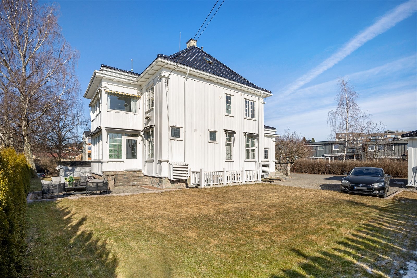 - Solrik eiendom med pent opparbeidede utearealer - Galleribilde