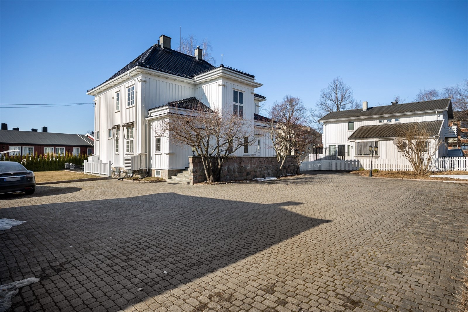 - Uteplass pent opparbeidet med belegningsstein - Galleribilde