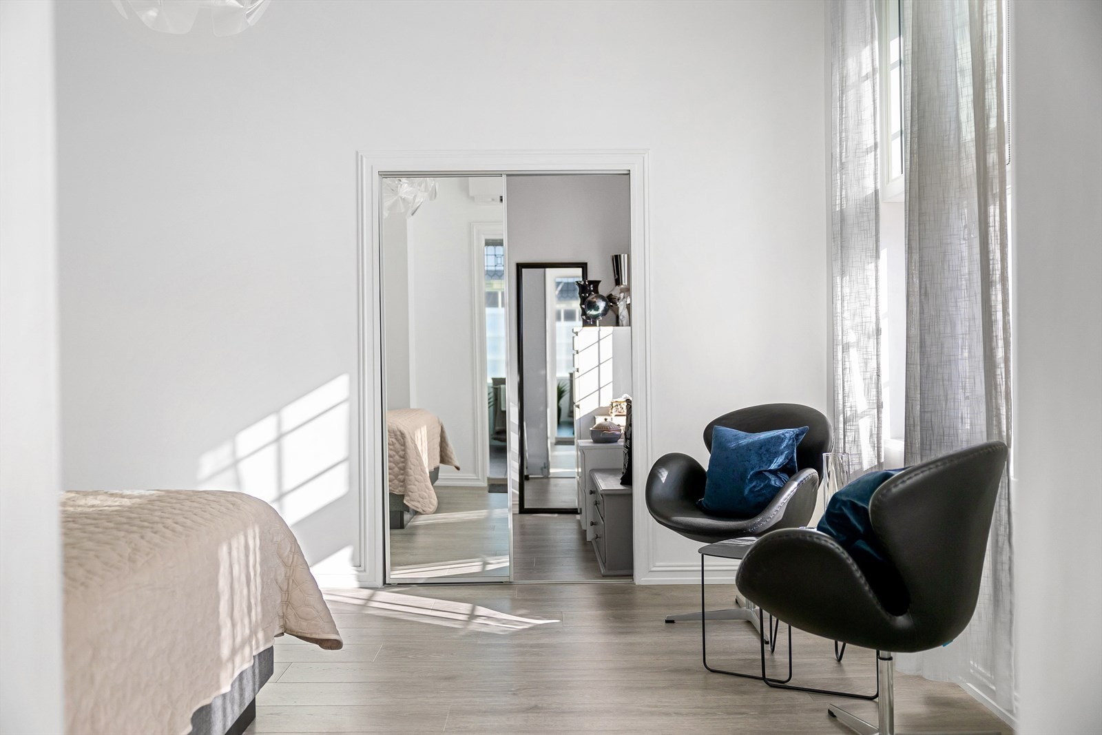 - Hovedsoverom med eget bad og omkledningsrom - Galleribilde