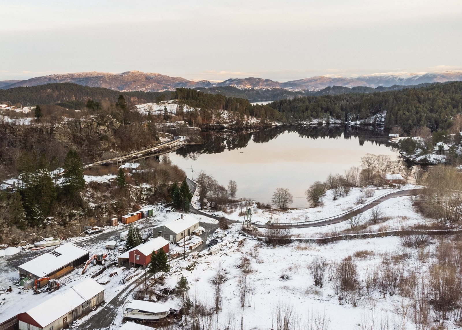 Hanevikvegen 18 Presenteres av EIE Eiendomsmegling ved Helene K. Mathiesen. Galleribilde