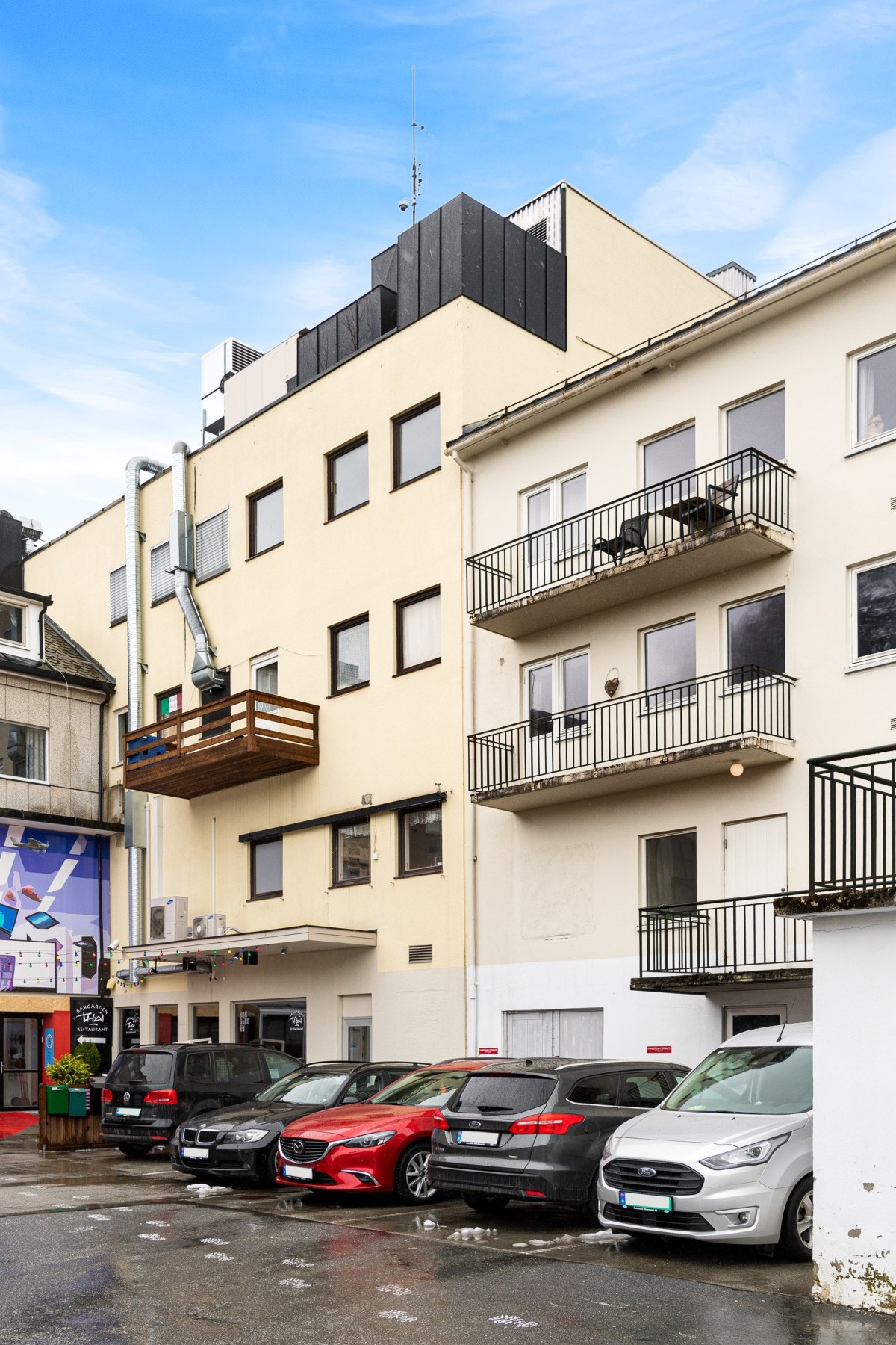 Sameiet disponerer parkeringsplasser i bakgården Galleribilde