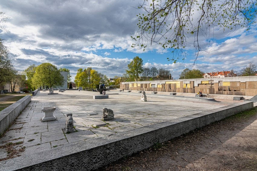 Rett utenfor døren ligger Klosterenga Park med fine turmuligheter og skulpturer. Parken er under oppgradering, og vil gi området et hyggelig løft! Galleribilde