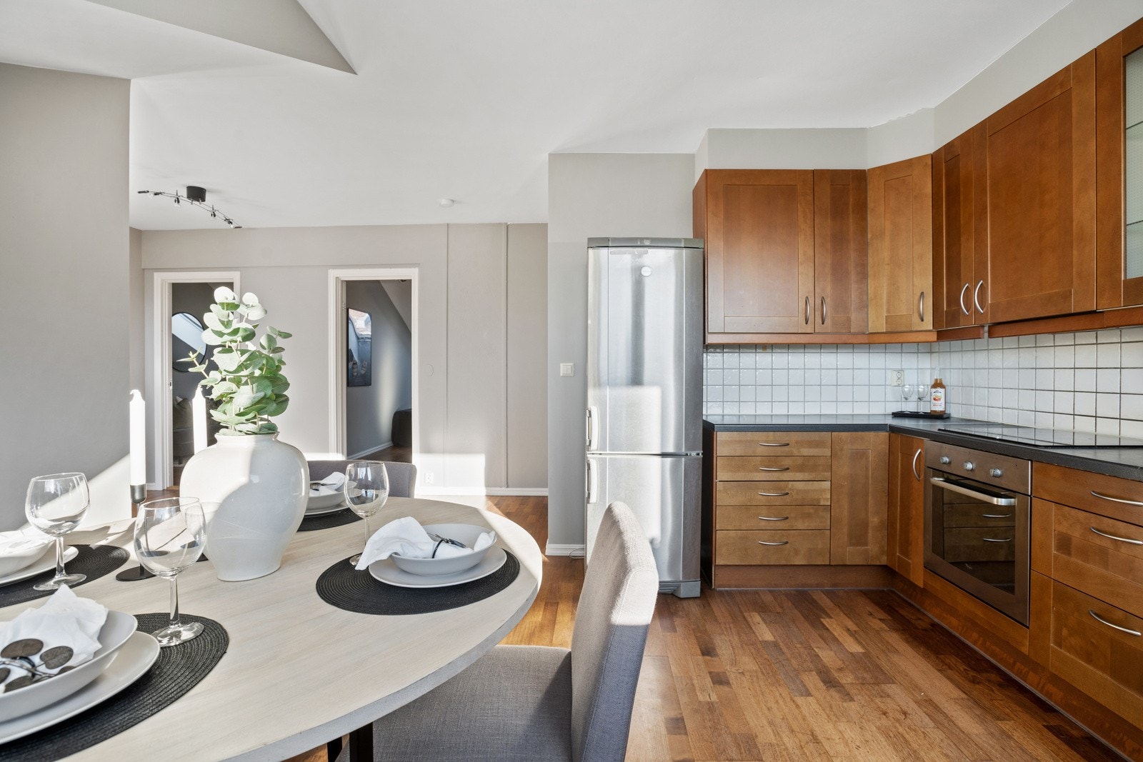 Det er godt med skap- og benkeplass på kjøkkenet for oppbevaring og matlaging. Galleribilde