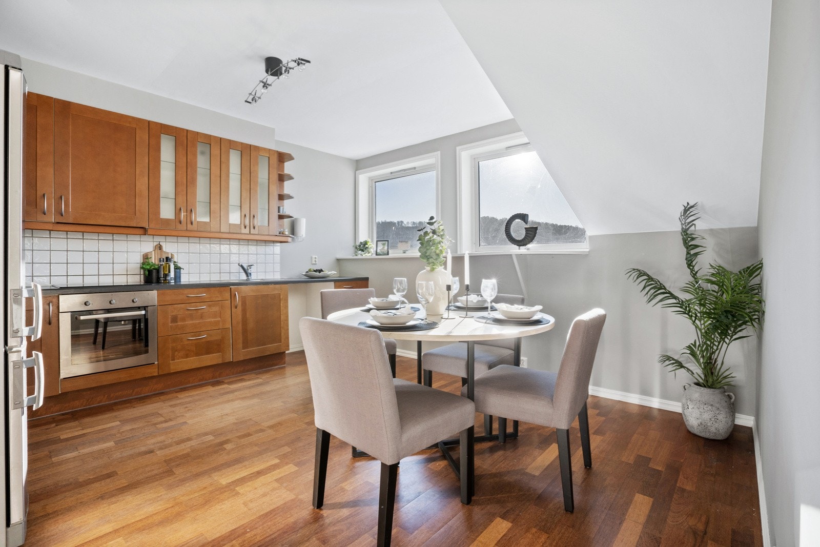 Fra kjøkkenet er det utgang til en herlig takterrasse Galleribilde