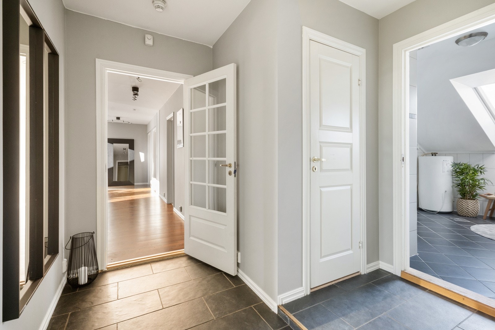 Veggene er malt i delikate farger og gulvet er belagt med delikate fliser med varmekabler. Galleribilde