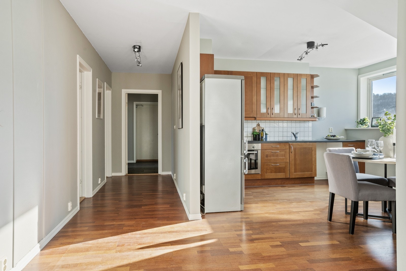 På gulv er det lagt en tre-stavs parkett. Galleribilde