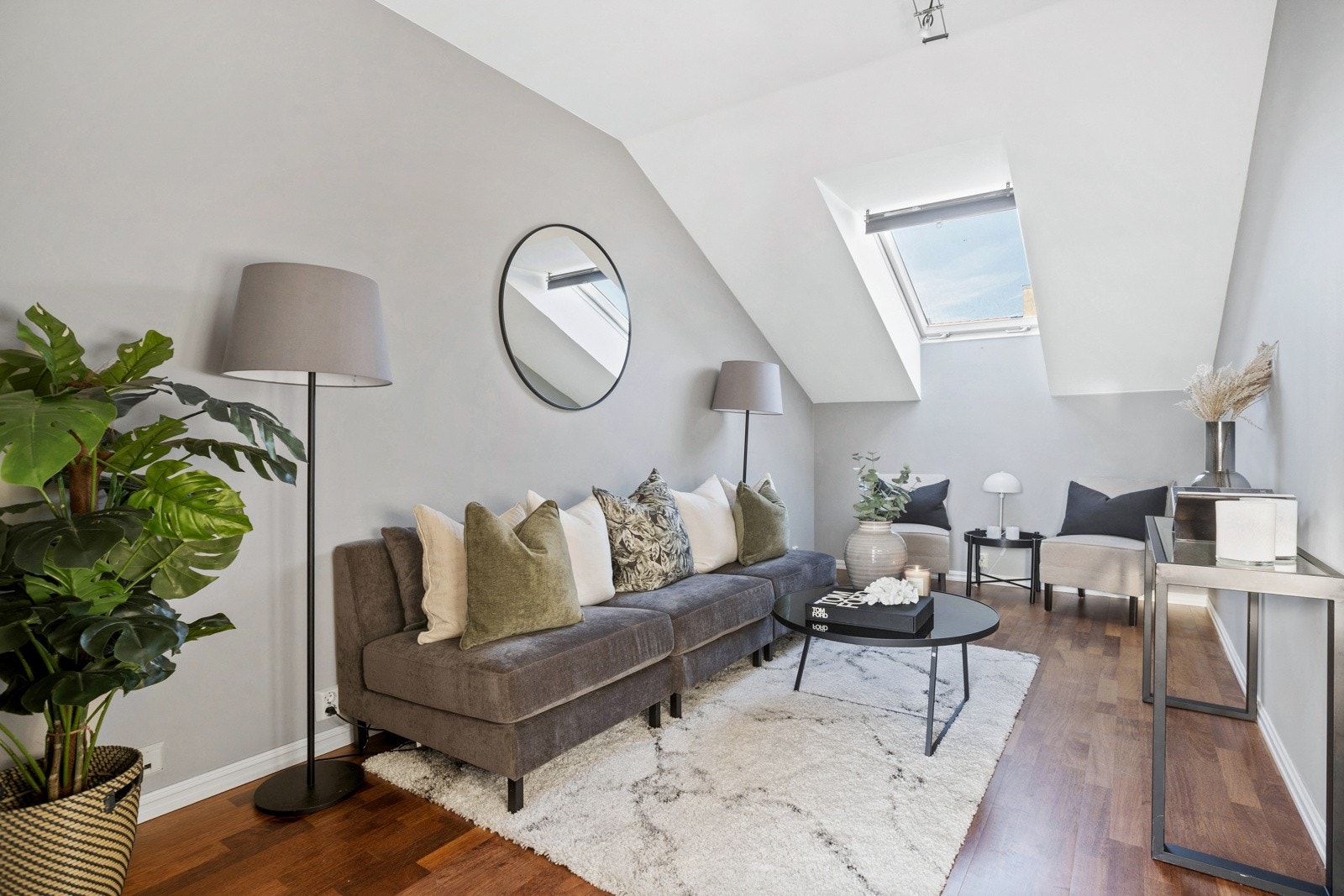 Delikat og lys stue. Du har naturlig plass til både sovesofa og TV med tilhørende møblement. Galleribilde