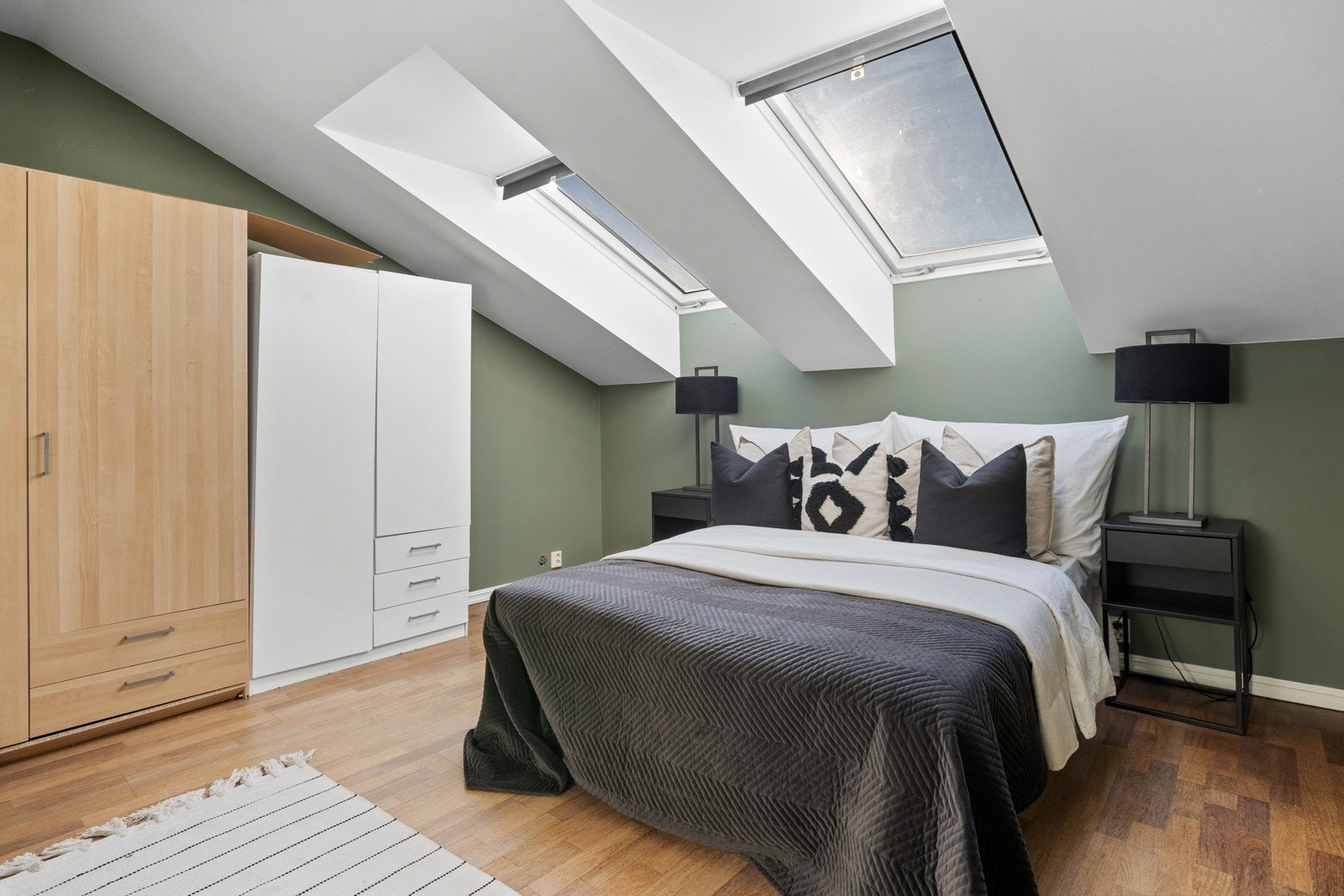 Garderobeskapet medfølger handelen. Galleribilde