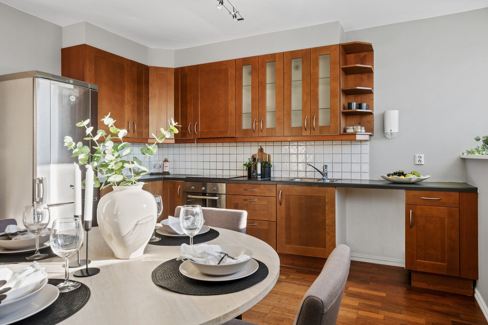 Kjøkkenet har en pen innredning med profilerte fronter og laminat benkeplate. Galleribilde