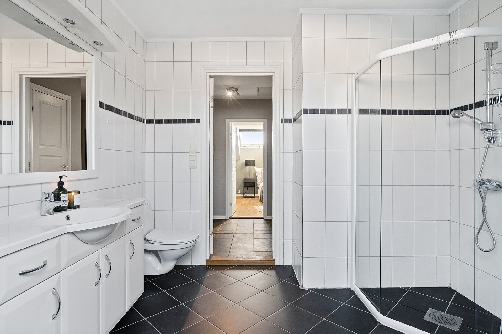 Videre er det varmekabler i gulv og opplegg for vaskemaskin, så her har du alt du trenger på baderommet. Galleribilde