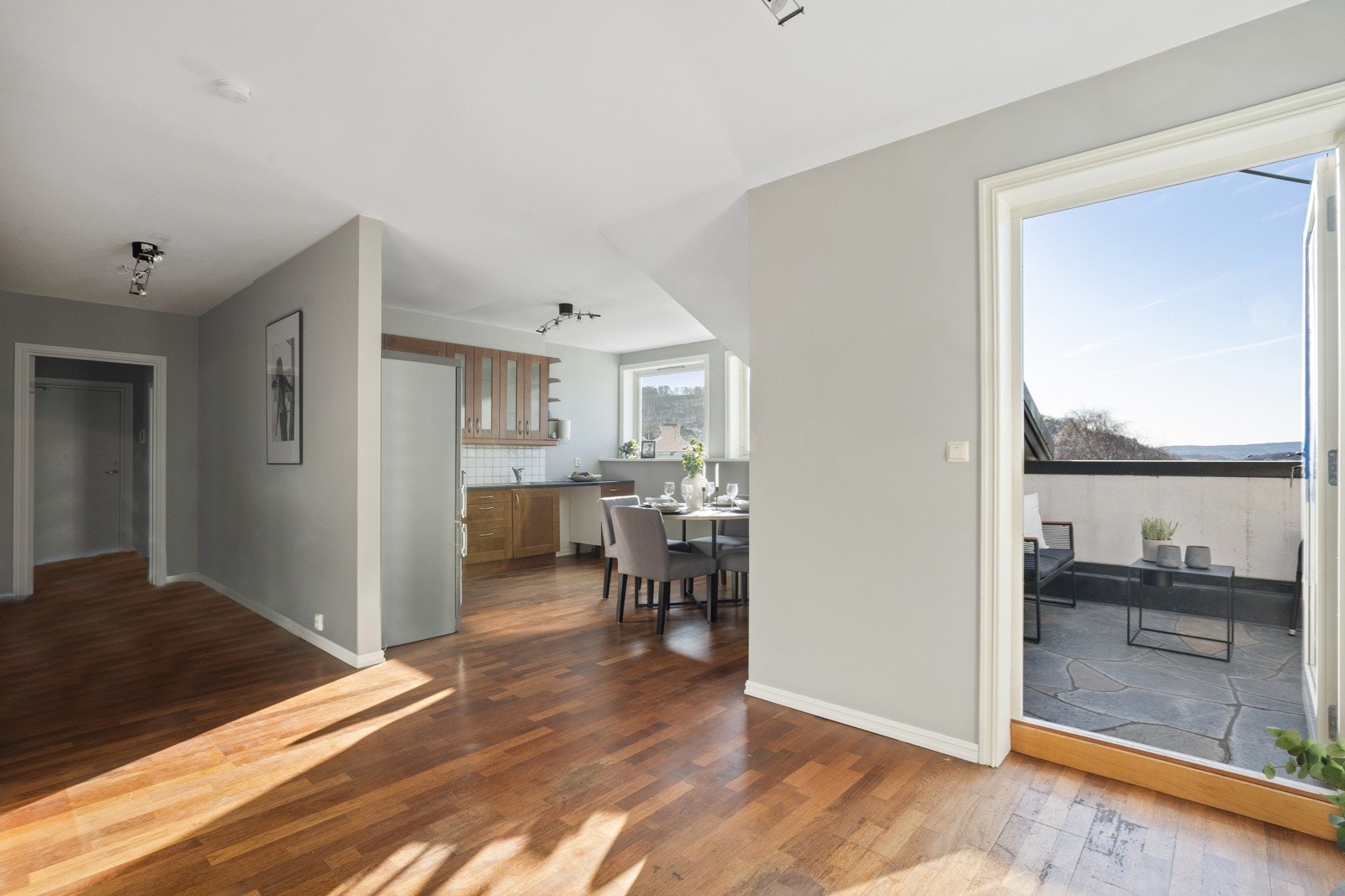 . Lys og attraktiv 5-roms beliggende høyt & fritt til i byggets 5. etasje. Galleribilde