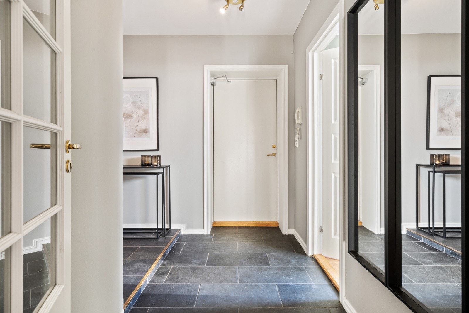 Når du kommer inn i boligen, er det første du møter en lys og romslig entré. Galleribilde