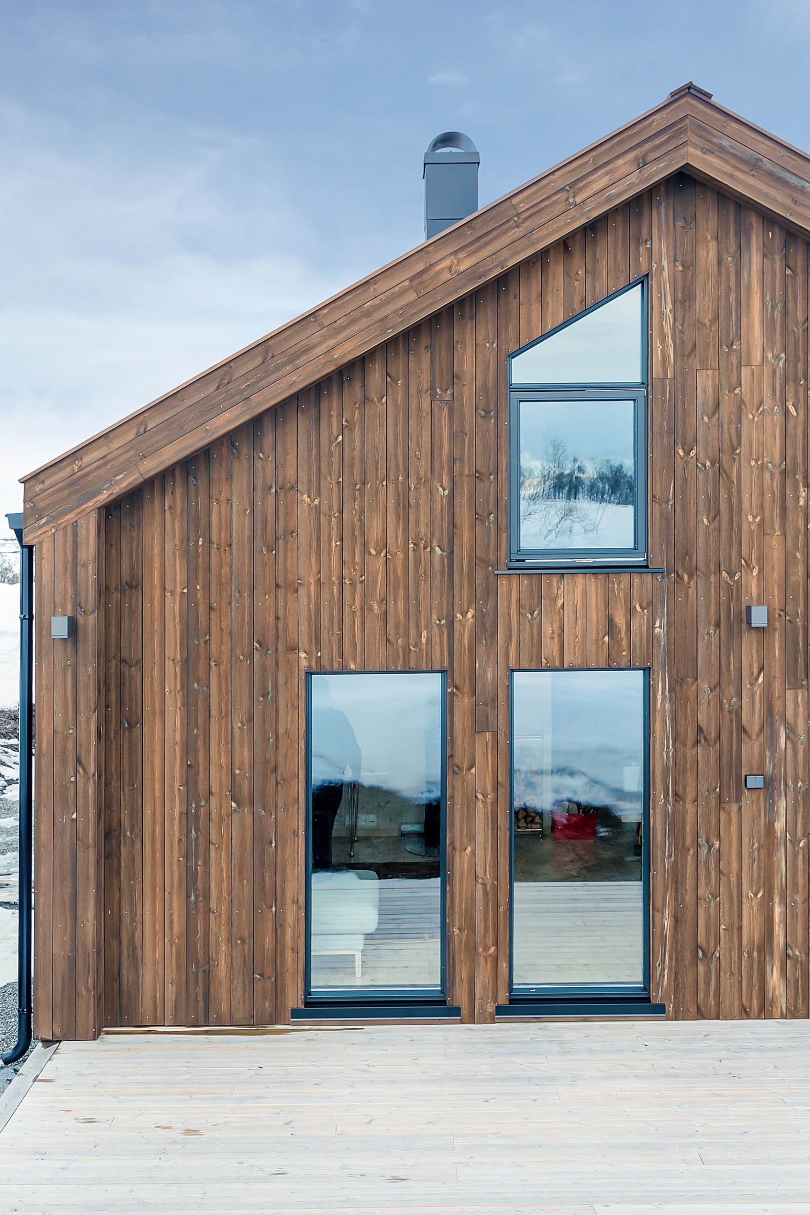 Skogly inneholder 5 soverom, sportsbod, vaskerom med ekstra toalett, bad, kjøkken og 2 stuer. Galleribilde