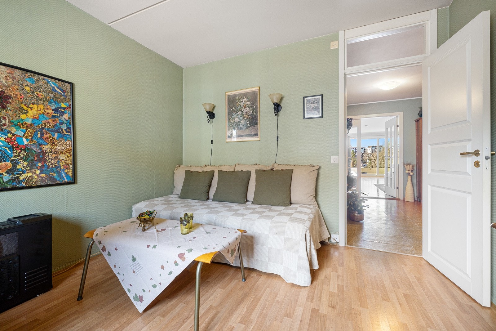 Leiligheten har en god planløsning med soverom og oppholdsrom fordelt i hver sin ende. Galleribilde