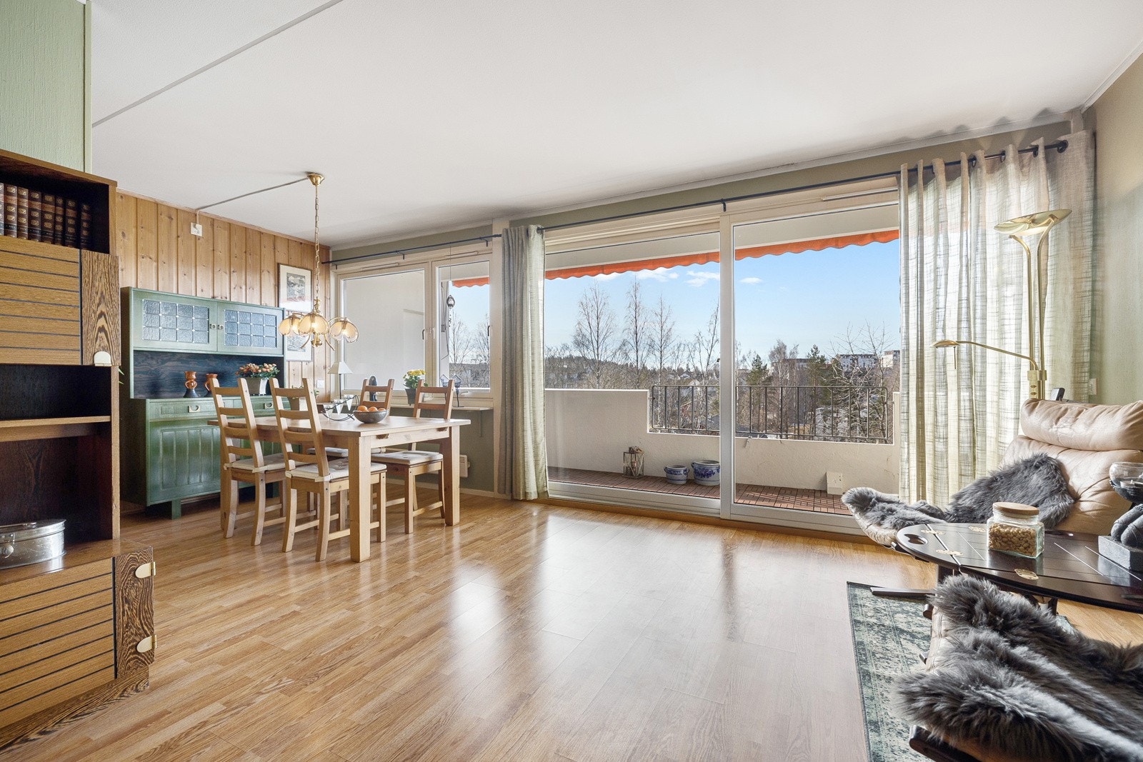 Leiligheten er del av Meklenborg borettslag. Et stort og veldrevet borettslag med god vedlikeholdshistorikk. Galleribilde