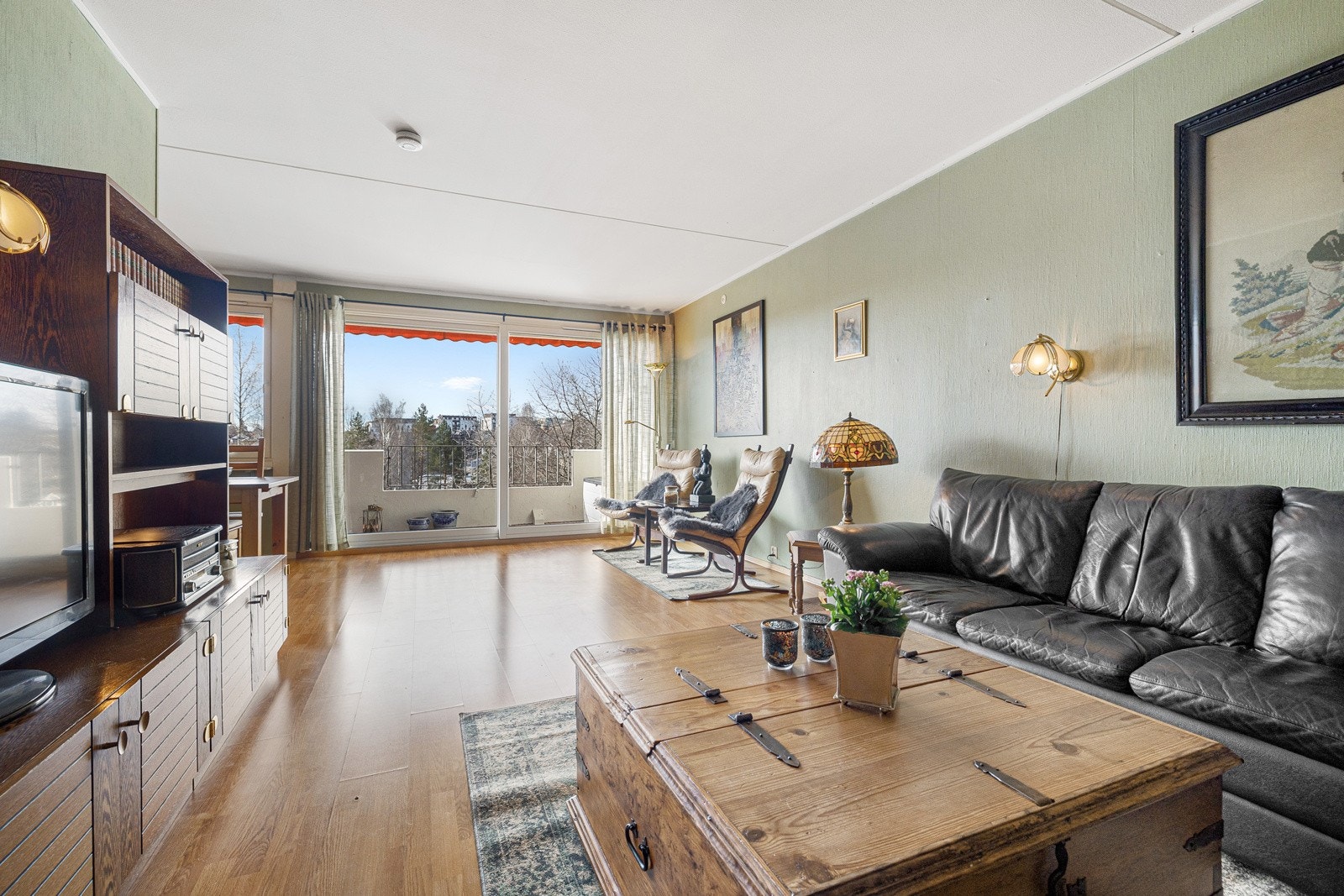 Stor og innholdsrik 4-roms leilighet med moderniseringsbehov og godt potensial. Galleribilde