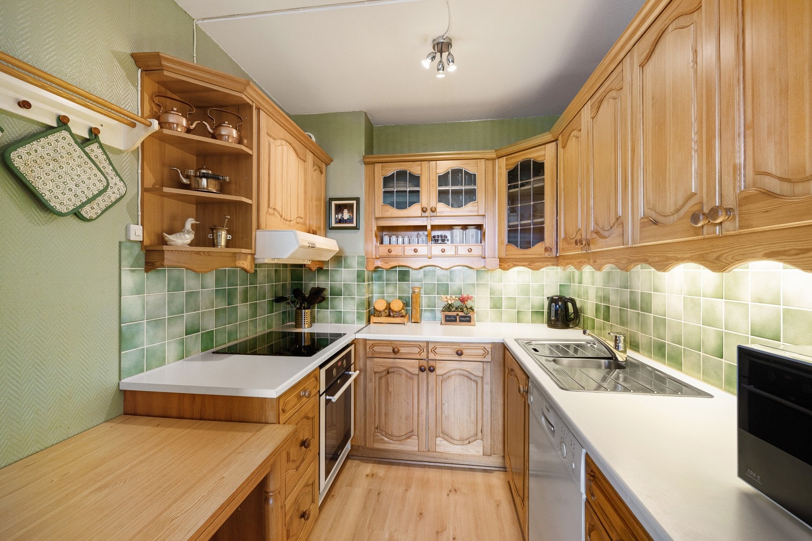 Kjøkkenet i hovedsak fra 1986 med innredning fra Tvis. Senere påkostet i 2009 med nye benkeplater, varmtvannsbereder, kjøl-/fryseskap, oppvaskmaskin, komfyr og induksjonstopp. Galleribilde