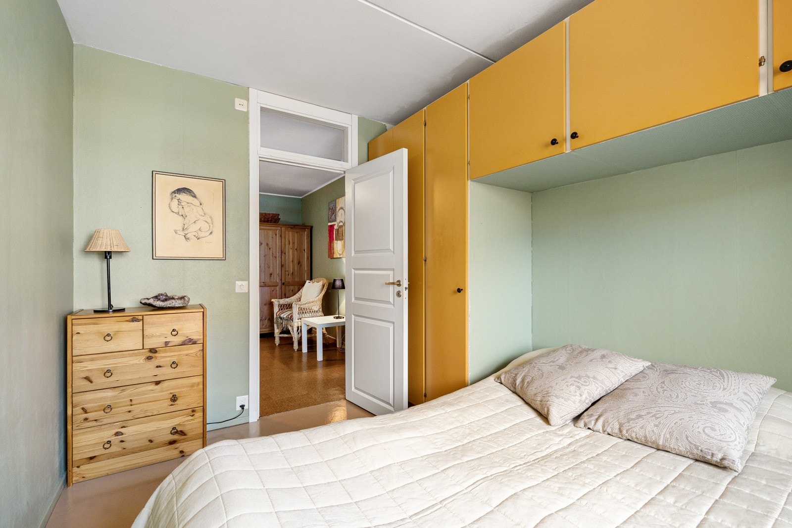 Soverom 1 med praktisk garderobeløsning rundt seng. Galleribilde