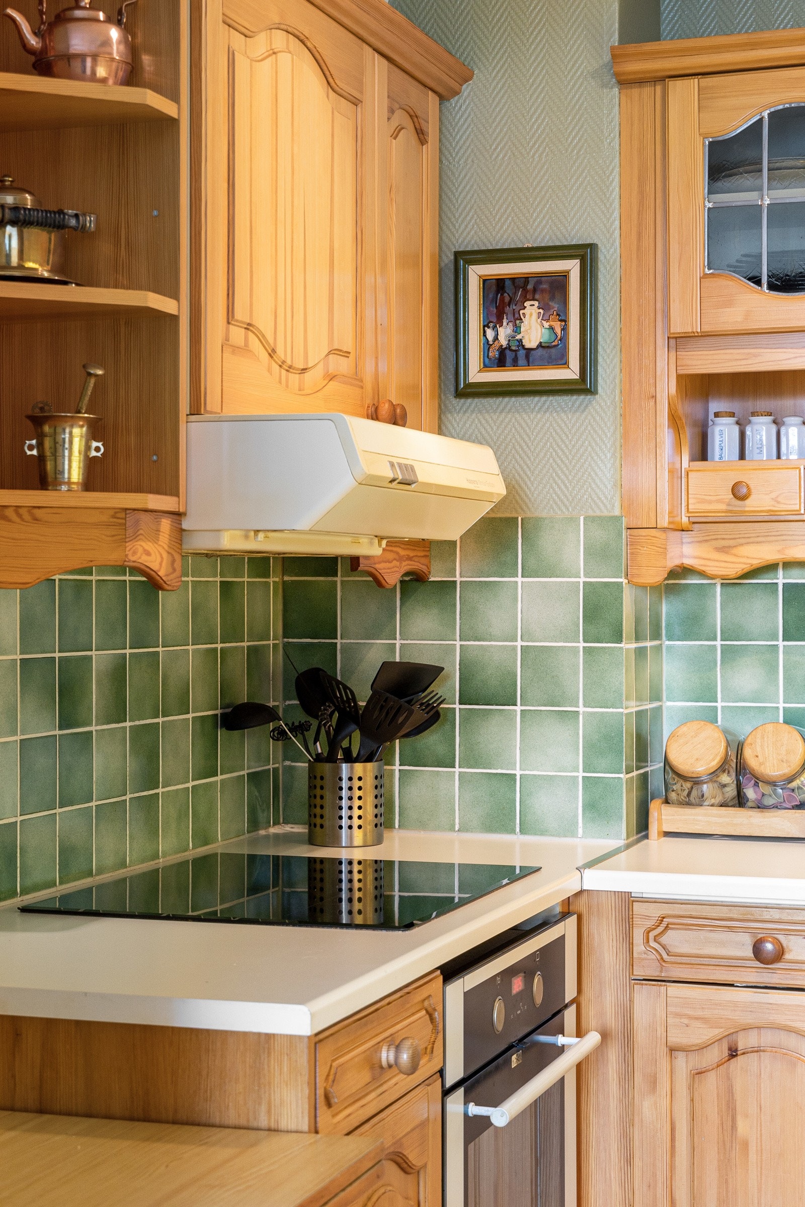 Benkeplate av laminat og flislagt sone mellom benk og overskap. Også godt med benkeskapsbelysning og stikkontakter. Galleribilde