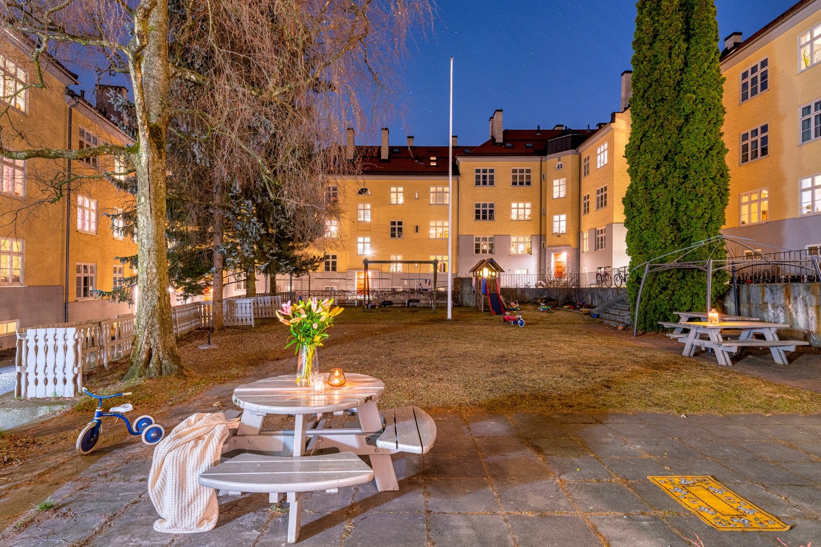 I bakgården er det blant annet lekeplass for de minste og sittegrupper. Galleribilde